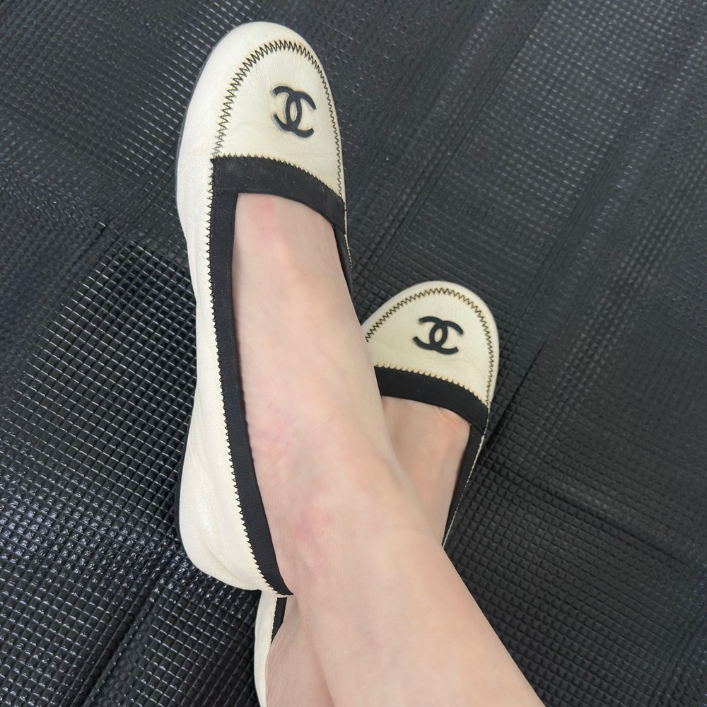 CHANEL Cream and Black Leather Ballet Flats